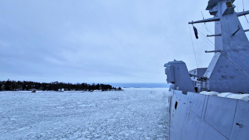L’Aquitaine patrouille dans les glaces au large de la Finlande