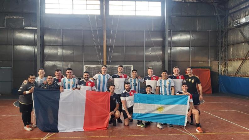 Joueurs de foot devant les drapeaux de la France et de l'Argentine