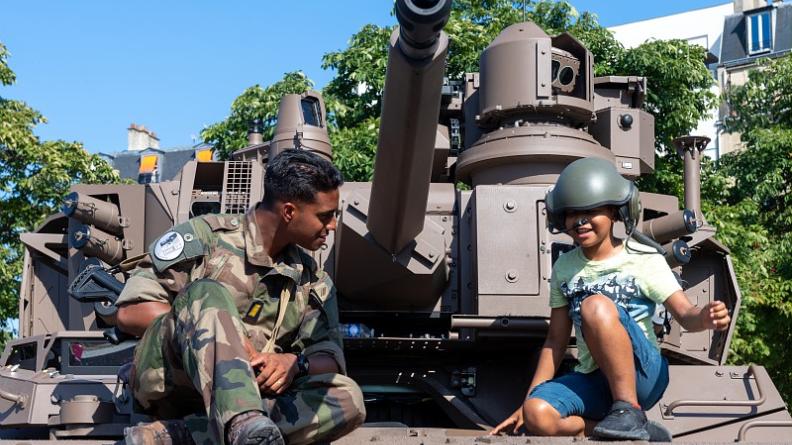 Un soldat de l’armée de Terre et un enfant, le 14 Juillet 2022, à Paris.