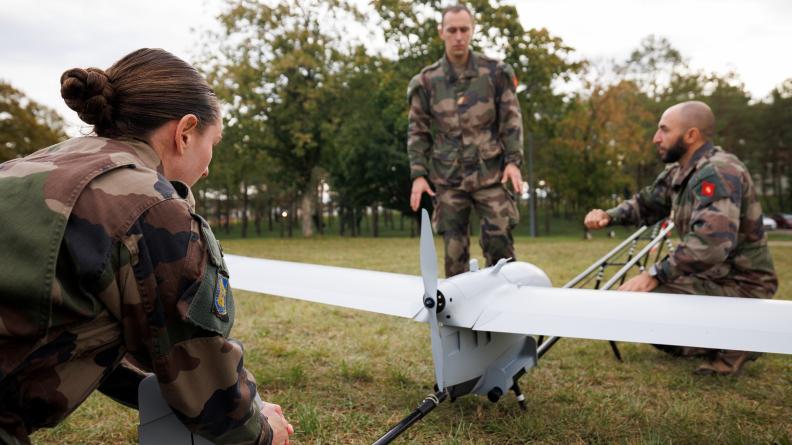 Des stagiaires préparent le vol d’un drone SMDR.