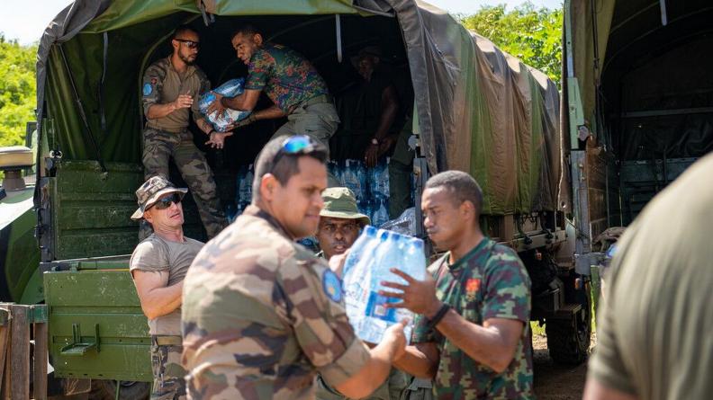 Des militaires français et fidjiens chargent de l'eau pour la population - Exercice Croix du Sud.