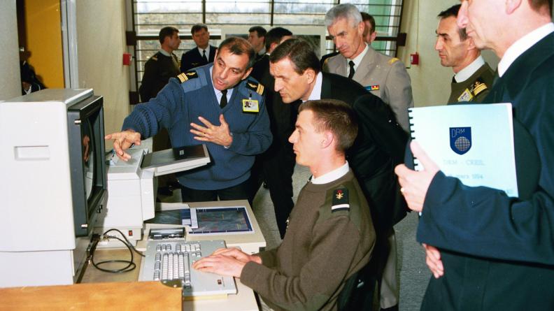16 mars 1994 : visite d’un des centres techniques de la DRM par, notamment, François Léotard.