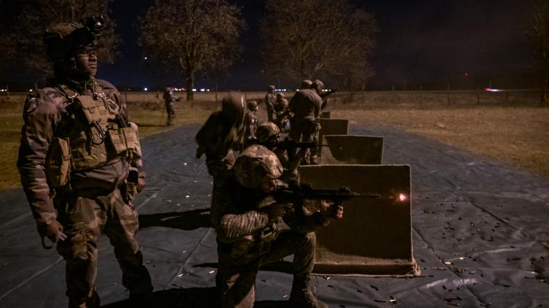 Séquence d’entraînements interarmes entre militaires roumains et français