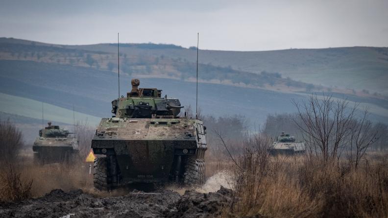 Séquence d’entraînements interarmes entre militaires roumains et français