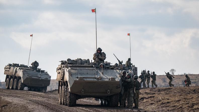 Exercice EAGLE BLACK : entraînement interalliés pour les militaires roumains, portugais et français 
