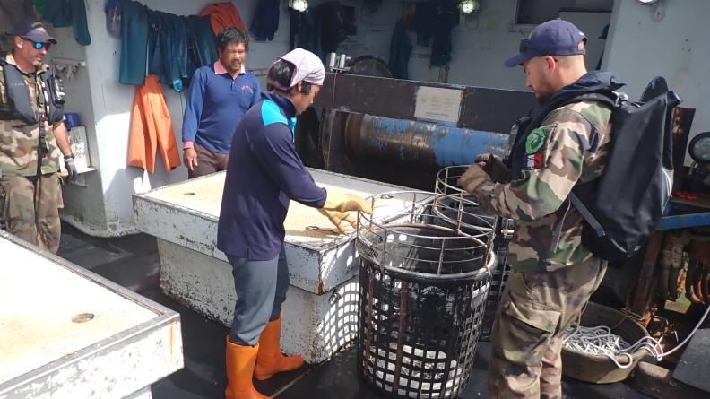 Le BSAOM D’Entrecasteaux et la FS Vendémiaire participent à une opération de police des pêches