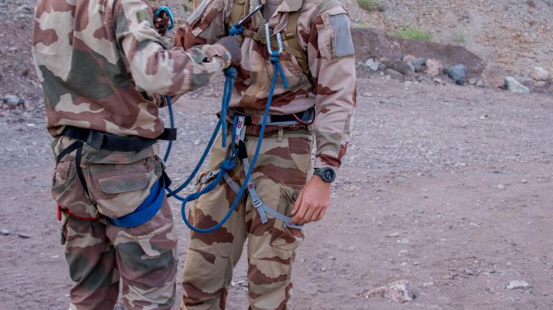 FFDJ – Entraînement conjoint entre de futurs officiers djiboutiens et les soldats du 5e RIAOM 2023_5RIAOM_007_G_001_001_COP_GARDE_C%C3%94TE-4