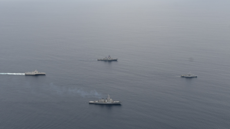 La Frégate de Surveillance Prairial  interagit avec l’United States Navy au large de San Diego