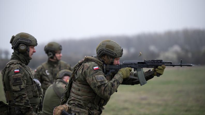 Les hommes de l’OTAN participent à une compétition de tirs inter-alliés au camp de Balta Verda