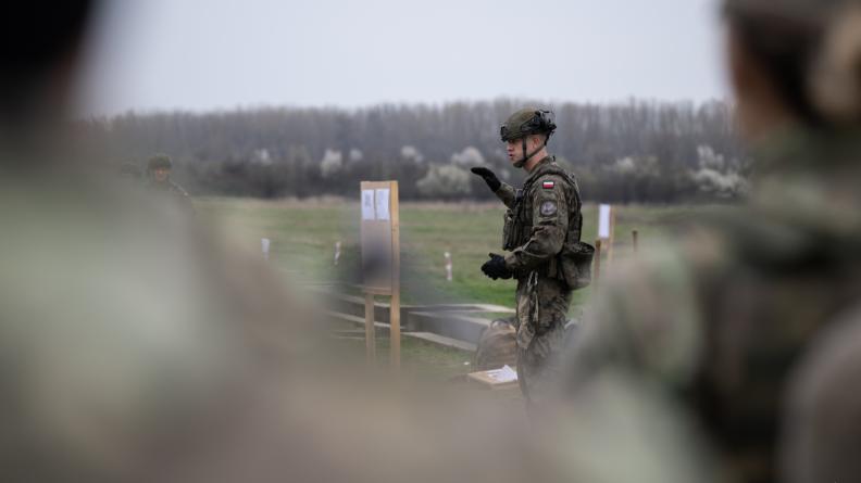 Les hommes de l’OTAN participent à une compétition de tirs inter-alliés au camp de Balta Verda