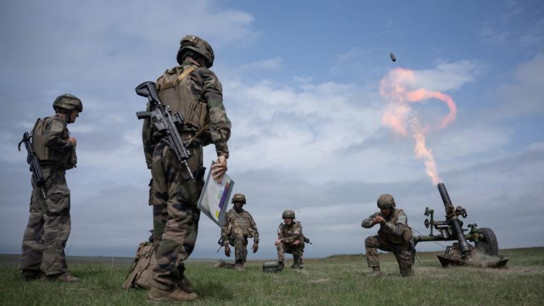 Le bataillon multinational s’exerce au tir en Roumanie