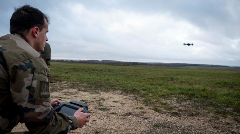 Un soldat de la 11e Brigade Parachutiste, aux commandes d'un drone.