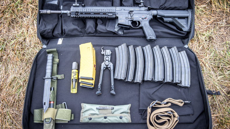 HK 416 F et ses accessoires sur sa housse de protection
