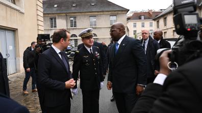Le Président Tshisekedi à son arrivée, accueilli par le ministre des Armées et le général D. Oustric