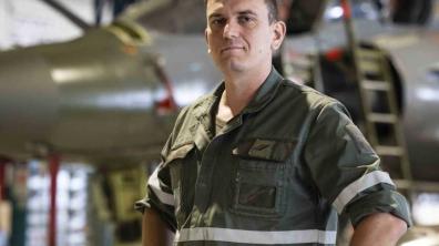 Portrait du caporal-chef Matthieu devant un Mirage 2000