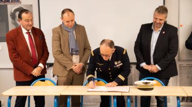 Le colonel Emmanuel Sommier signant la nouvelle convention de classe de défense