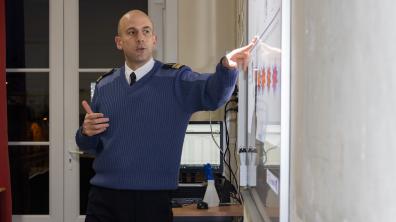 Le commandant de la base aérienne 709 de Cognac enseigne le cyber à des lycéens