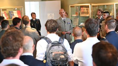 Le général Pottier, directeur de l'École de guerre, accueille les auditeurs libres de la P30