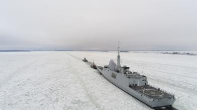 L’Aquitaine patrouille dans les glaces au large de la Finlande