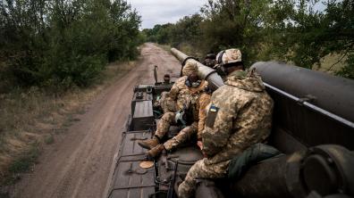 Artilleurs ukrainiens assis sur un canon automoteur, ligne de front sud de l'Ukraine, 09/2022