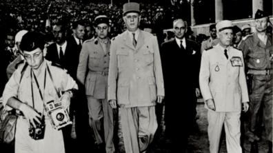 Léon Herschtritt, avec ses appareils en bandoulière, devance le général à Alger, en juin 1958.