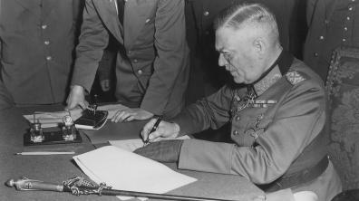 Le maréchal Keitel signe l’acte de reddition de la Wehrmacht, le 8 mai 1945, à Berlin.