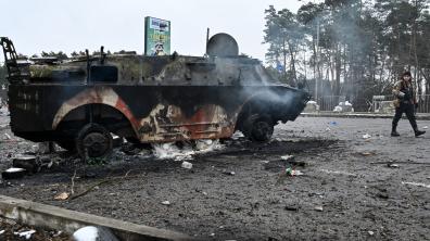 Véhicule militaire incendié à un poste de contrôle dans la ville de Brovary, le 1er mars 2022.