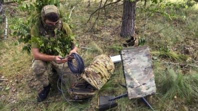 Un soldat ukrainien utilisant Starlink, région de Tchernihiv, juin 2023