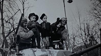 Petits Alsaciens posant avec les soldats de la 5e DB - Colmar, 1er-3 février 1945