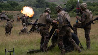 Le Multinational Battle Group a organisé deux exercices d’artillerie simultanés