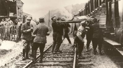 Chargement d'un blessé dans un train sanitaire en gare de Verdun.