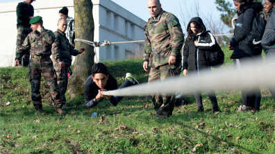 Une classe de collégiens de Mantes-la-Jolie expérimente la semaine de stage de défense