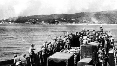 Débarquement des troupes alliées, à l'est de Toulon.