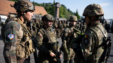 Soldats français, polonais et roumains se coordonnent avant la manoeuvre terrain