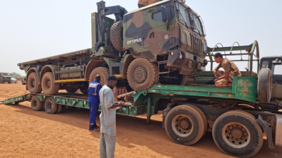 soldats français et forces de sécurité intérieures nigériennes préparant un porte-engins.